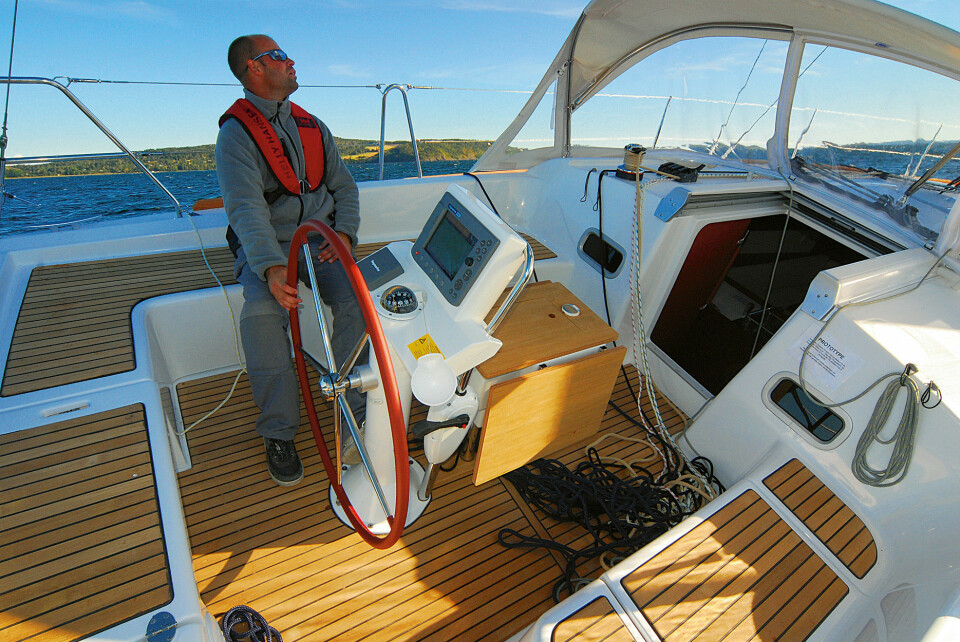 PARTYCOCKPIT: På ferdig båt er det kraftige teaklister for bedre fraspark. Cockpitbordet har feste for elektrisk lys.