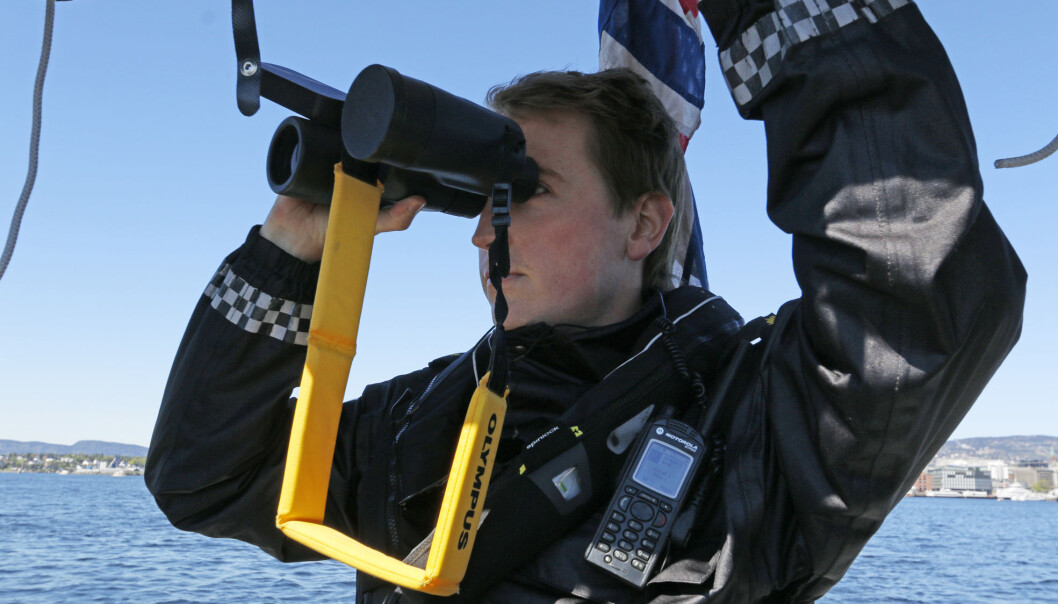 SER DEG: Flere forhold kan gi deg bøter til sjøs. Men vet du hvor mye? Prøv SEILMAGASINETS fredagsquiz. Foto: Jørn Finsrud SER DEG: Flere forhold kan gi deg bøter til sjøs. Men vet du hvor mye? Prøv SEILMAGASINETS fredagsquiz. Foto: Jørn Finsrud