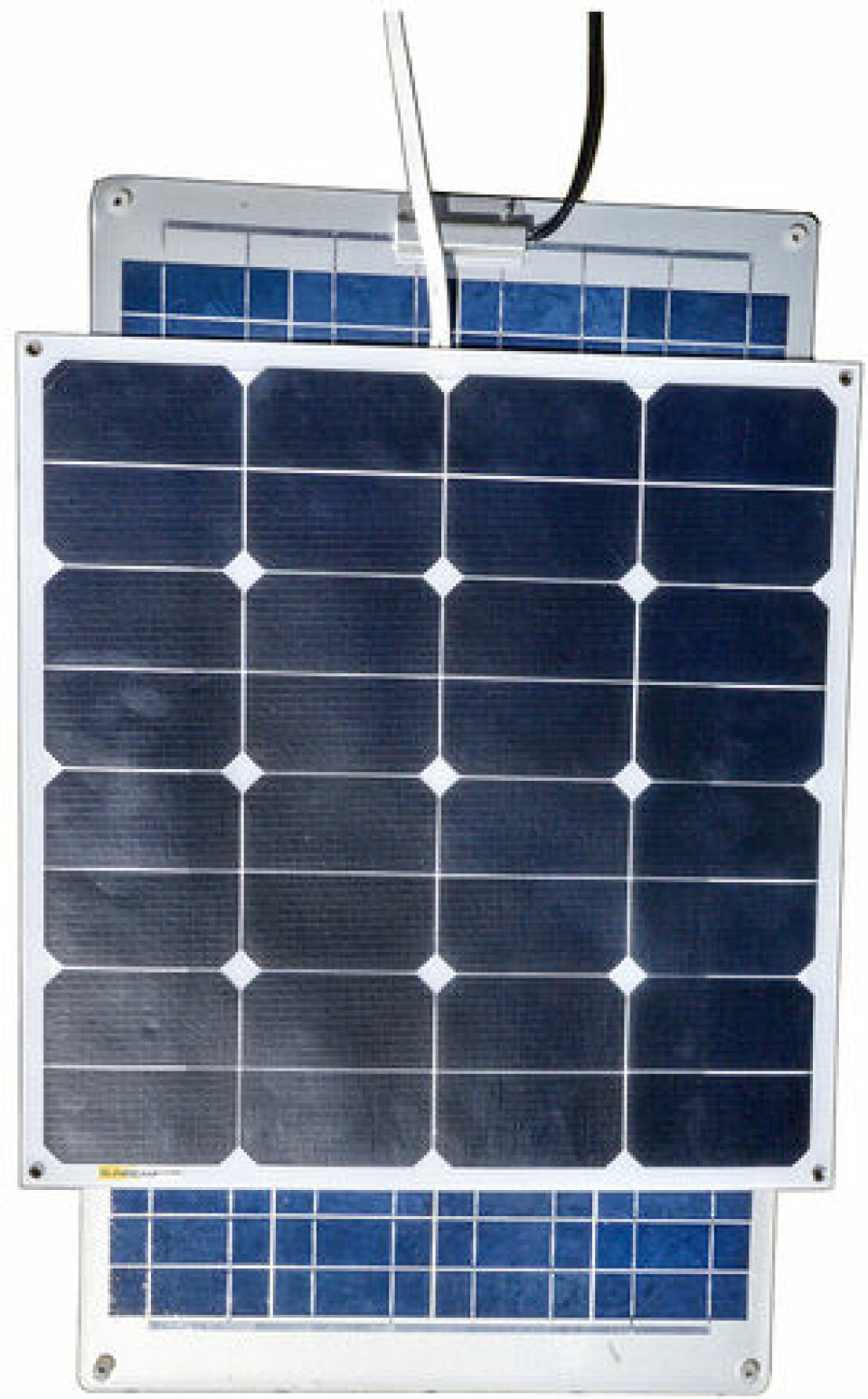 STØRRELSE: Panelet fra Sunbeam på 50 watt er mindre enn panelet fra Maritim som kun har 40 watt. Det veier også under det halve.