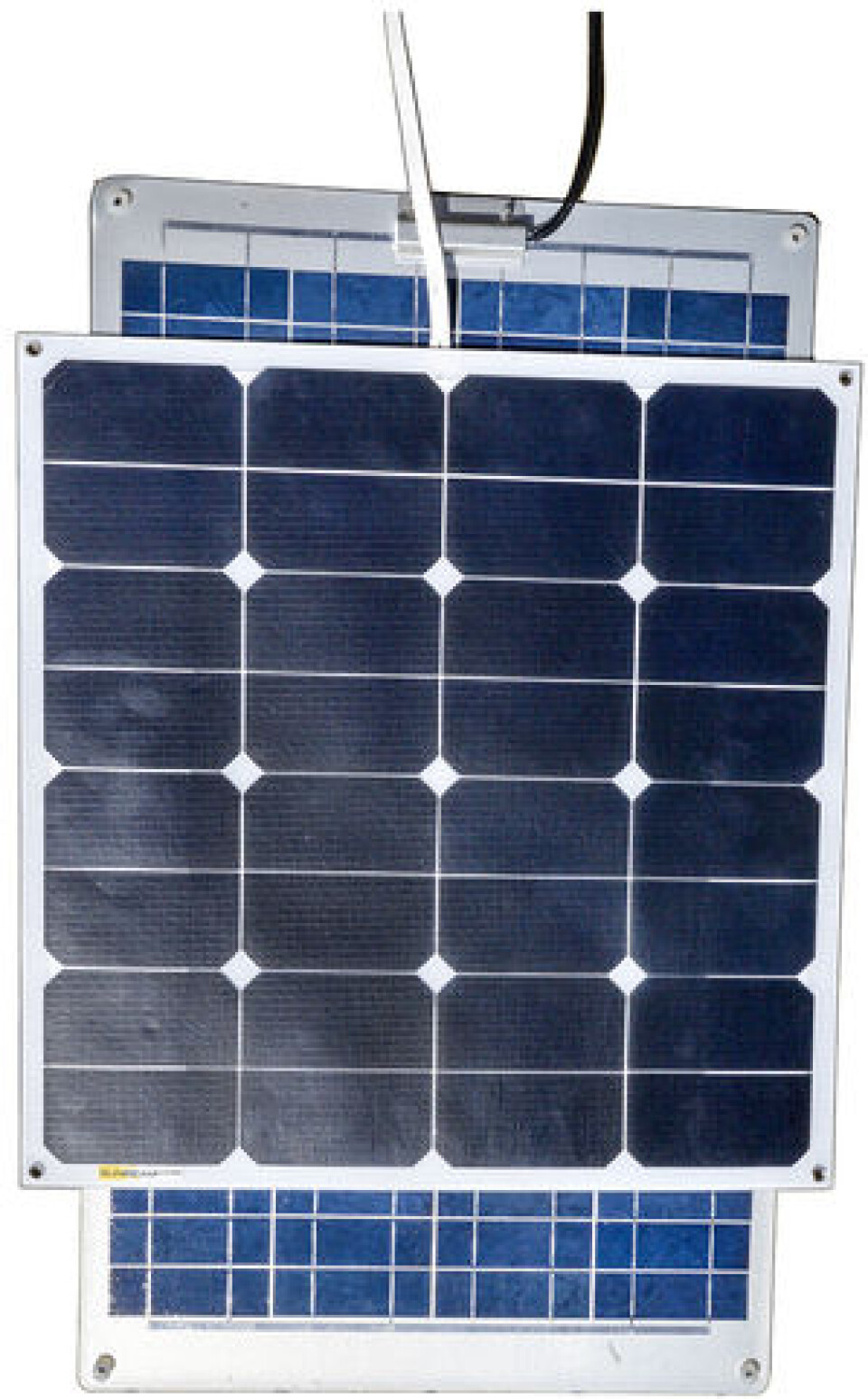 STØRRELSE: Panelet fra Sunbeam på 50 watt er mindre enn panelet fra Maritim som kun har 40 watt. Det veier også under det halve. STØRRELSE: Panelet fra Sunbeam på 50 watt er mindre enn panelet fra Maritim som kun har 40 watt. Det veier også under det halve.
