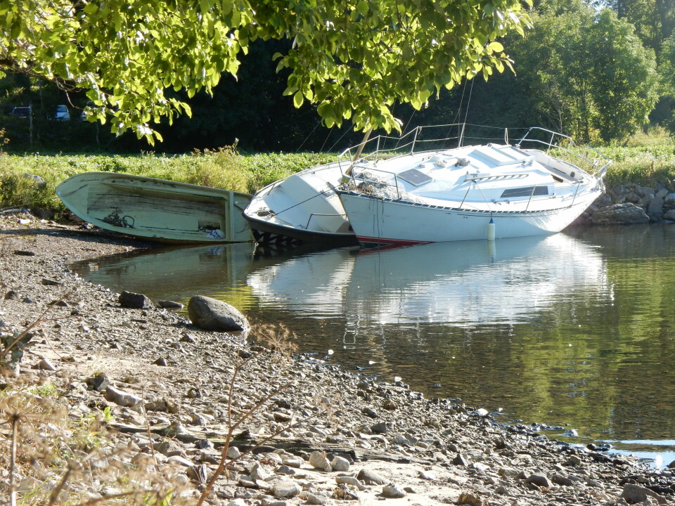 IDYLL: Båten ble oppfattet som vrak der de lå strandet nær badestranden på Hvalstrand i Asker.