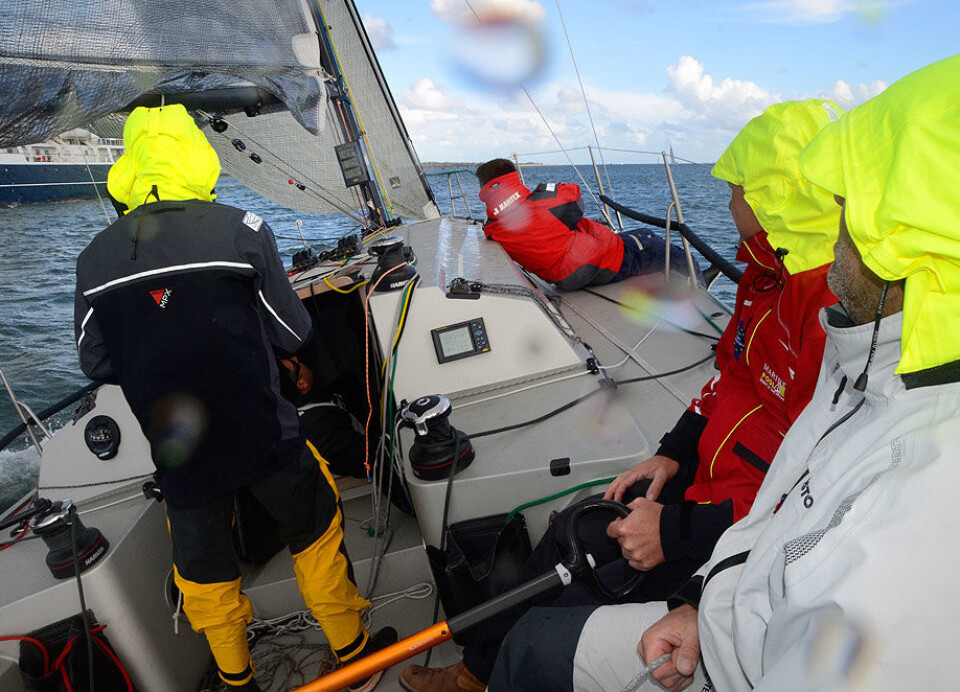 Meget funksjonell cockpit. Genuavinsjene står samlet, noe som er ideelt for shorthandseiling.