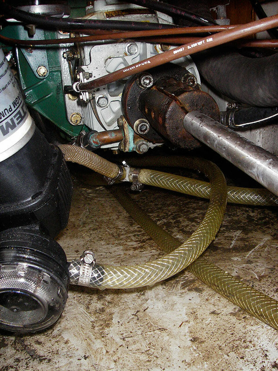 Slangene var gamle, men med ny pumpe kom en borti akslingen som lagde hull i slangen. Vannlekasjen kan ha vært en årsak til at motoren stoppet.