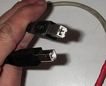 Systemet snakker sammen med PC via USB-kabel. For å få vanlig USB utgang i front måtte vi lage to spesailkabler som begge er lik i begge ender. Systemet snakker sammen med PC via USB-kabel. For å få vanlig USB utgang i front måtte vi lage to spesailkabler som begge er lik i begge ender.