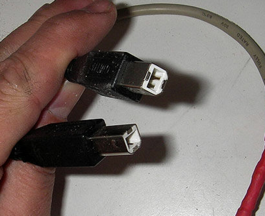 Systemet snakker sammen med PC via USB-kabel. For å få vanlig USB utgang i front måtte vi lage to spesailkabler som begge er lik i begge ender.