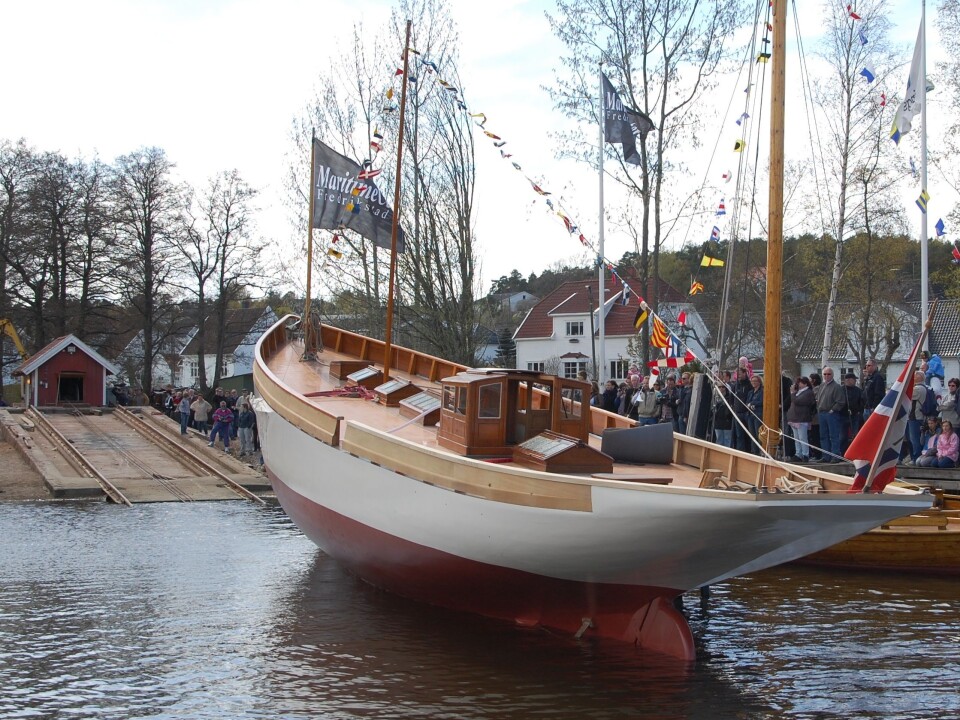 Under klappsalver tok «Mohawk» vannet like etter startskuddet for sjøsettingen gikk lørdag 8. mai.
