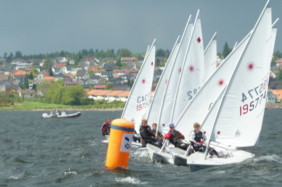 Utfordrende for arrangør, venting for seilere