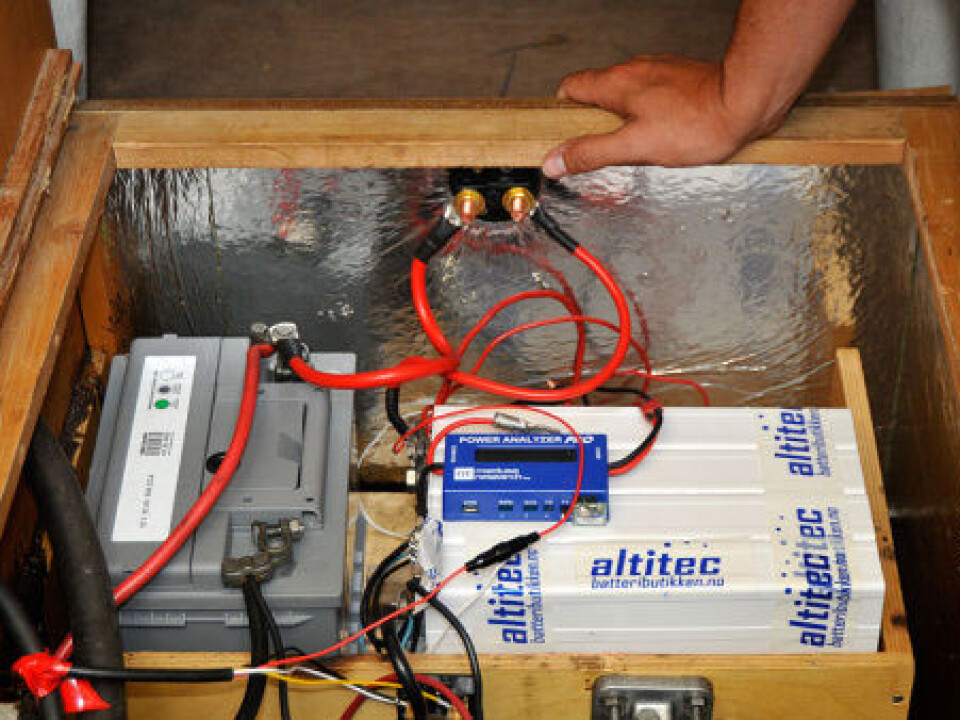 TEST: Fire celler med litiumbaterier gir 13 volt.