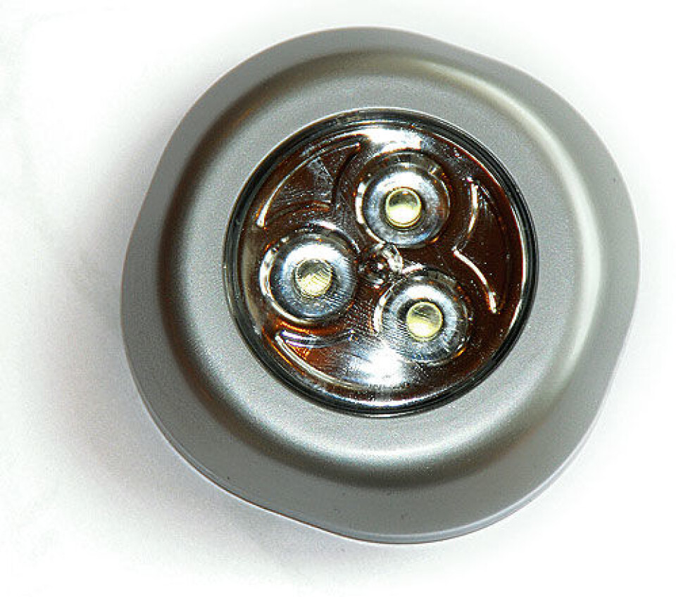 Billig LEDPå IKEA finner du små LED lamper som har selvklebende tape på baksiden og går på batteri. Super å montere i mørke skap, motorrom og luker på båten for å finne frem enklere. Du får dem for under 40 kroner, og batteriet vil vare lenge ...