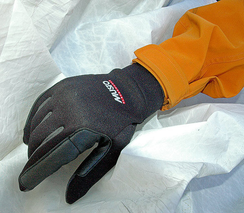 Varme seilhanskerI seilas 8 hadde vi test av seilhansker. Testens varmeste er en fornuftig gave til alle som ønsker å forlenge seilsesongen. Frostbite Glove fra Musto har forkrummede fingre, neopren, «wraparound» forsterkninger. Som med Mustos ...
