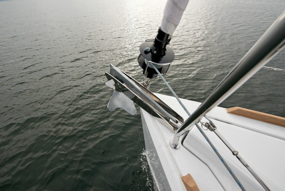 FORUT: Pulpiten er åpen forut, men stevnen er bratt og fribordet høyt, så man trenger hjelp for å entre båten forfra.