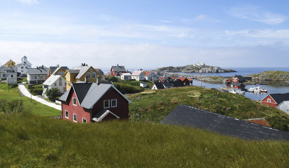 VANDRING: Ta deg tid til å vandre mellom de velholdte husene på den bilfrie øya. En gang budde det 5-600 mennesker her. I dag er Bjørnsund ettertraktet som feriested.
