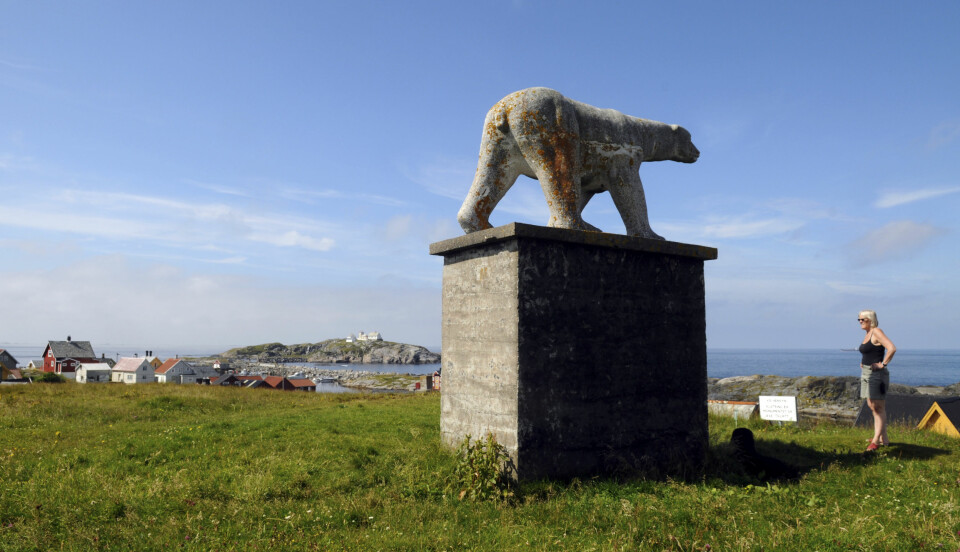 ISBJØRNSTATUEN: Ta turen opp til isbjørnstatuen, som har fått en majestetisk plassering og som er Bjørnsunds symbol. I sin tid reist til minne om sjømenn som mistet livet på sjøen.