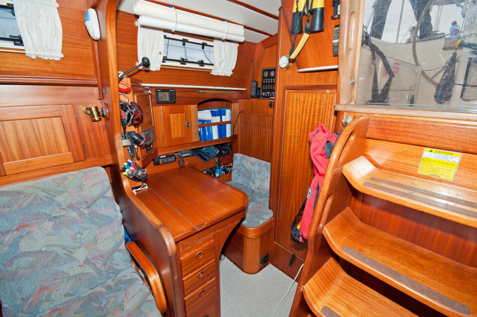KARTBORD: Kartbordet er av den gode, gammeldags sorten. Døren ved siden av leideren fører til båtens tekniske rom.