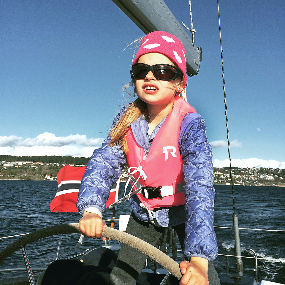 LEAH: Åtte år gamle Leah Haug tar gjerne roret om bord i familiens båt.