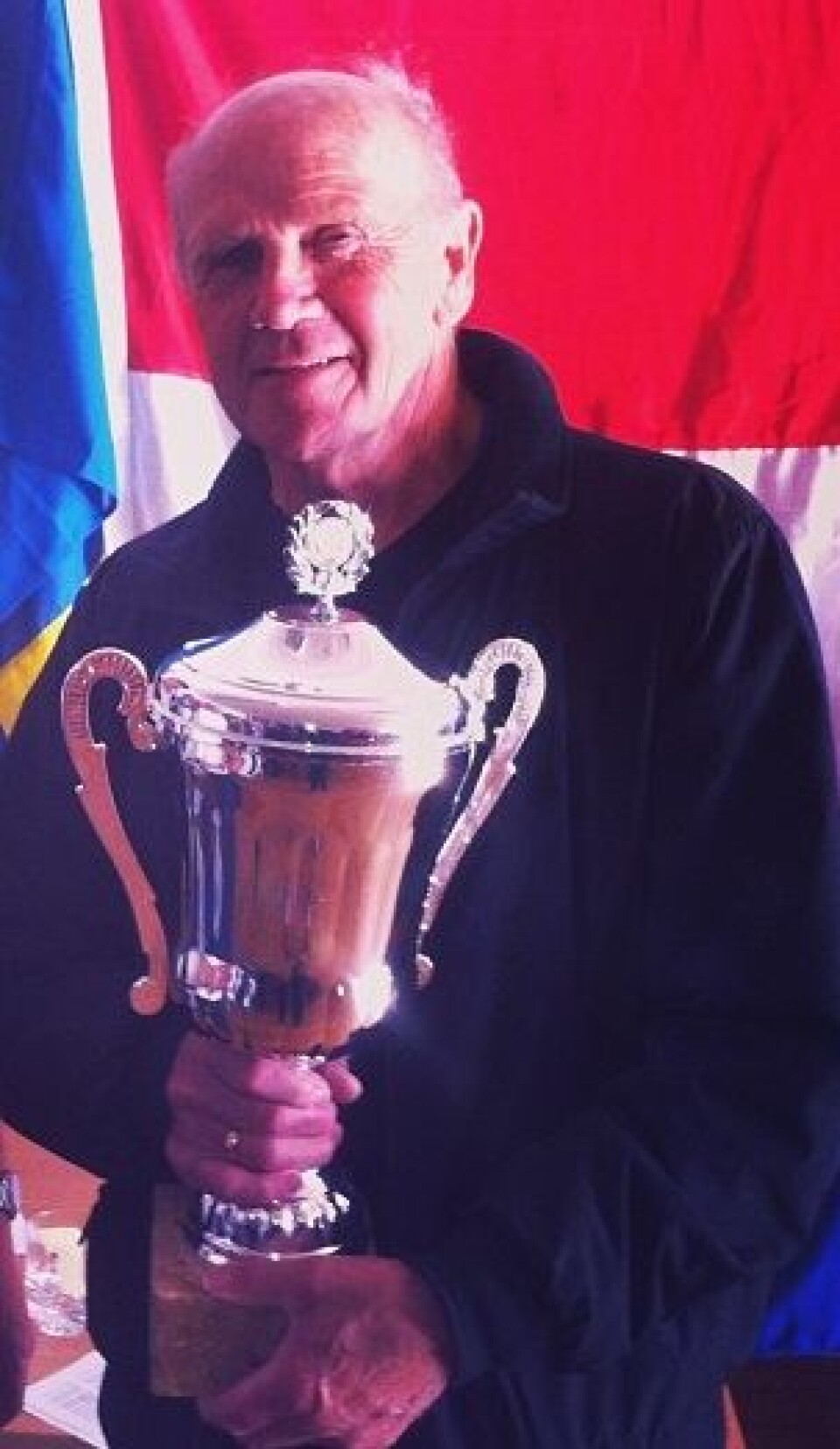 Rolf Hermansen med vandretrofeet. Foto Anne Lise Myklebust.