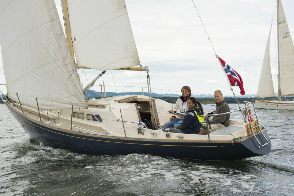 SEILTUR: Allerede etter et par uker var båten klar for weekendtur for Brage Steinson Wiik-Hansen, Lene Larsen og Oscar Mo Five.