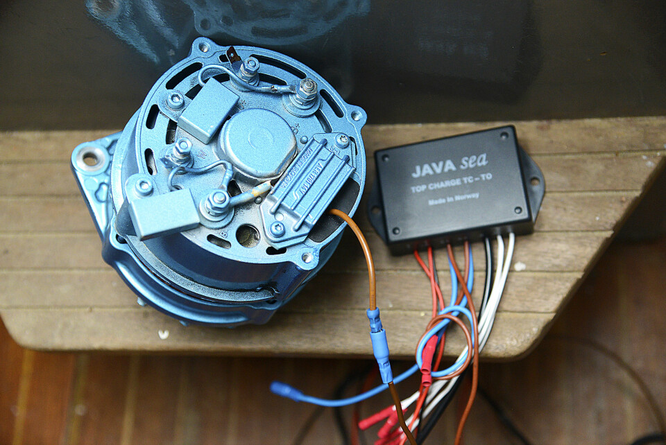LADNING: Batteriene mottar strøm. En kraftig dynamo er smart. Med ekstern laderegulator, som denne fra Java Sea, blir resultatet optimalt.
