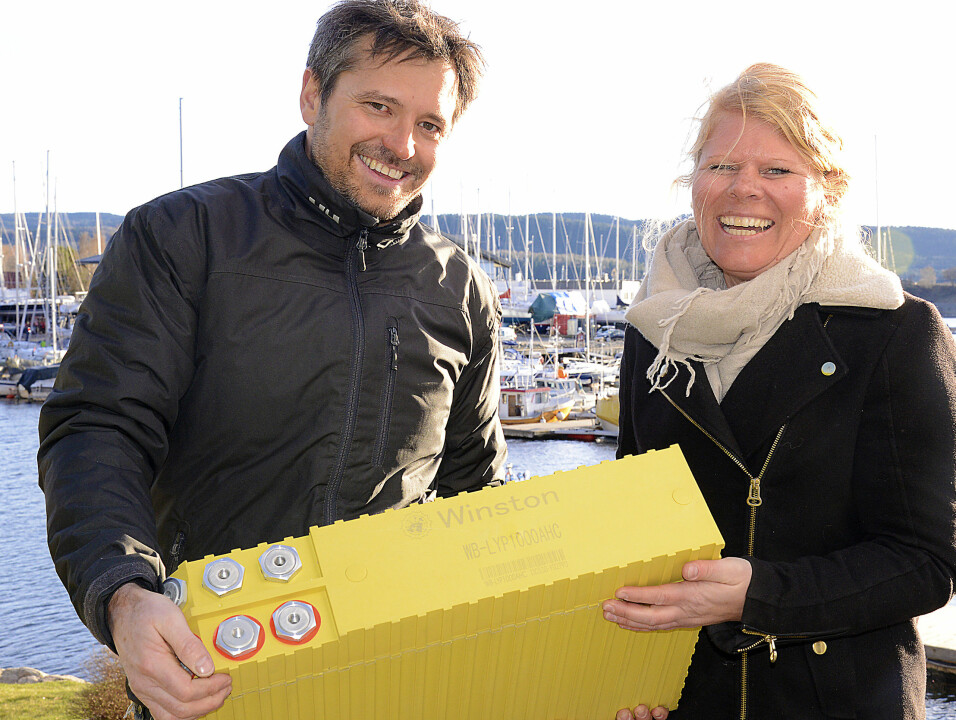 RISIKO: Gina Lillemork Nilsen og Lars-Fredrik Moe-Helgesen kjøpte fire 1000 Ah 3,2 volt batterier på internett. Her med ett av dem.