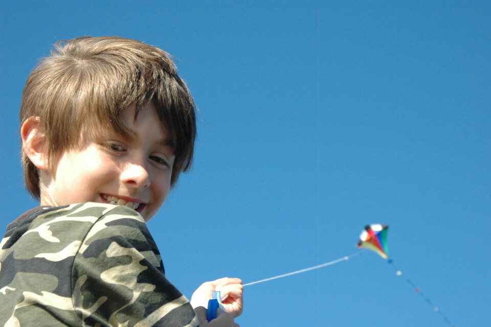 Drage: Om å seile med kite er for komplisert, er det gøy å fly en drage, særlig en du kan styre. Det er en bra måte for barn å komme i kontakt med andre barn på også.