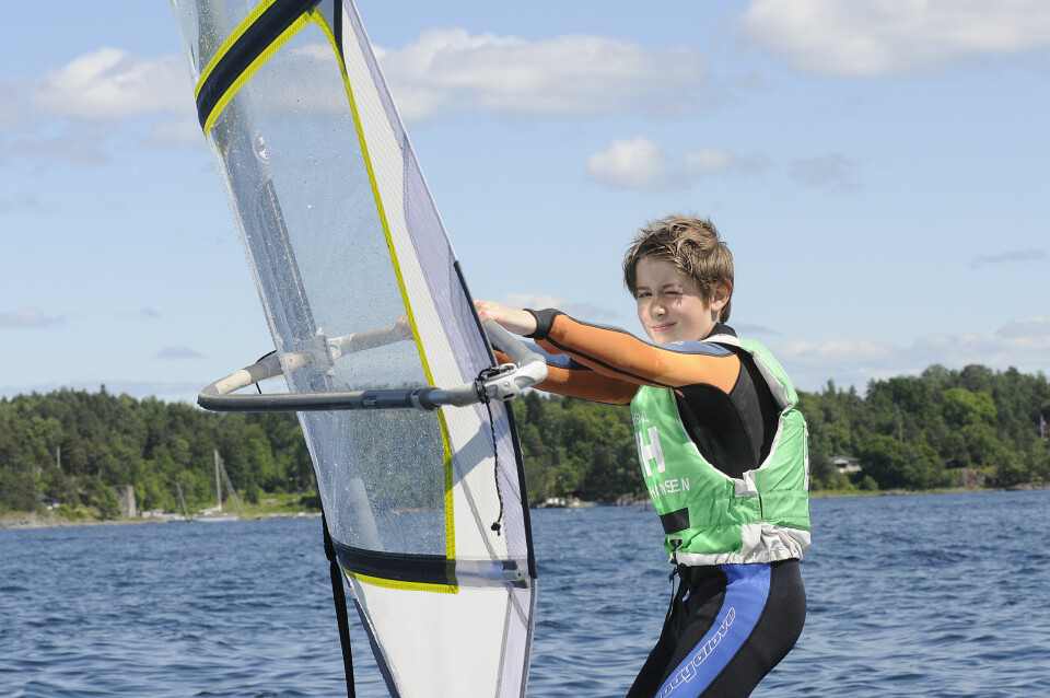BRETT: Windsurfingutstyr kan brukes til hele familien. Er brettet stort, kan det også brukes til padling.