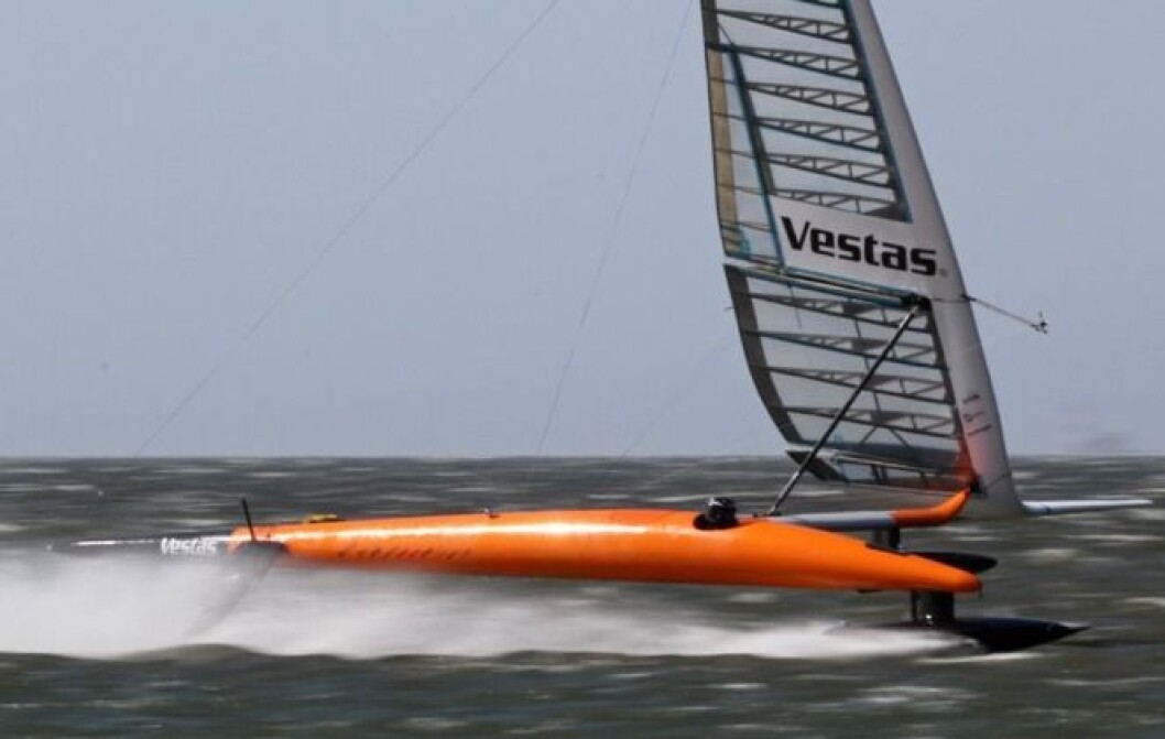 Vestas Sailrocket løfter også le skrog. Vestas Sailrocket løfter også le skrog.