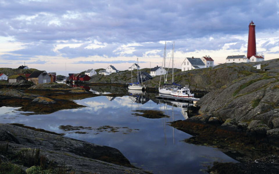 GOD MORGEN: Utvær er et sted du helst bør besøke i fint vær, men havflaten i havnen kan også ligge som et speil. Fyret står som en majestetisk vokter over havnen. GOD MORGEN: Utvær er et sted du helst bør besøke i fint vær, men havflaten i havnen kan også ligge som et speil. Fyret står som en majestetisk vokter over havnen.
