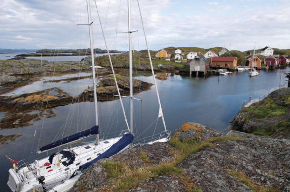 LUN HAVN: Havna på Utvær er skjermet og trygg, men det kan være en del drag i sjøen ? naturlig nok med tanke på beliggenheten. Innerst i vågen er en liten flytebrygge for besøkende. Det er også ... LUN HAVN: Havna på Utvær er skjermet og trygg, men det kan være en del drag i sjøen ? naturlig nok med tanke på beliggenheten. Innerst i vågen er en liten flytebrygge for besøkende. Det er også ...