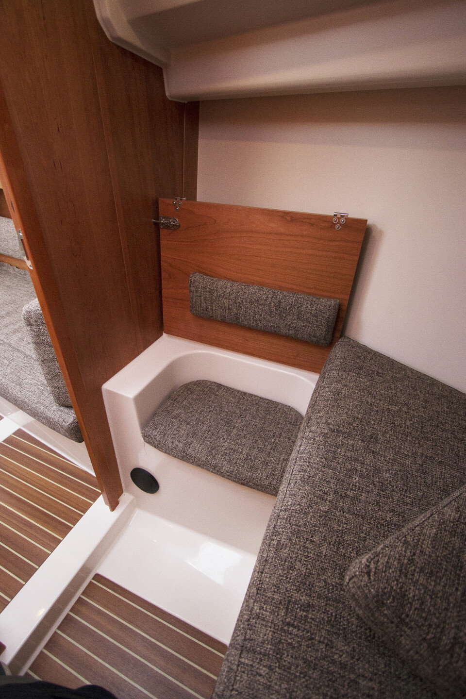 2: På babord side finnes en liten stol å sitte i. Med klaffen nede får du en enkel køye.