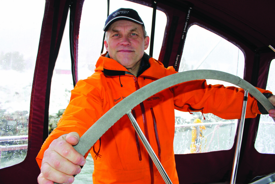 VANT TIL VÆR: Daglig leder i Boreal Yachting AS, Ivar M. Bertelsen, til rors i en av charterbåtene til tromsøselskapet.