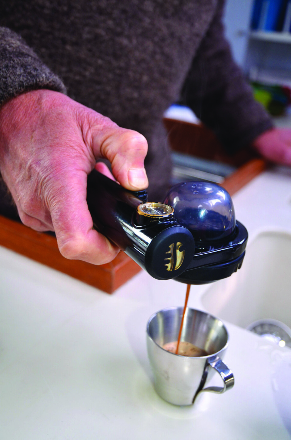 KAFFE: En håndpumpe gir Espresso på en rask og enkel måte.