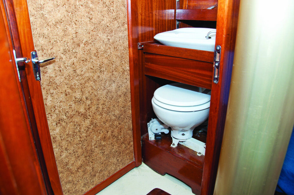 KOMPAKT: Toalettet er kompakt. Vasken skyves frem over WC-en når den skal benyttes.