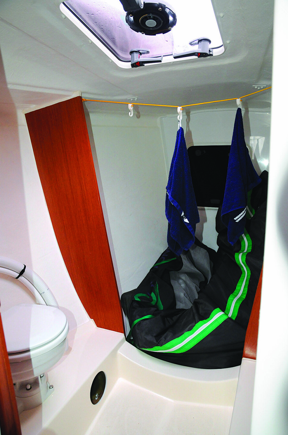 WC: Toalettrommet er et skikkelig våtrom med plass til seil og utstyr.