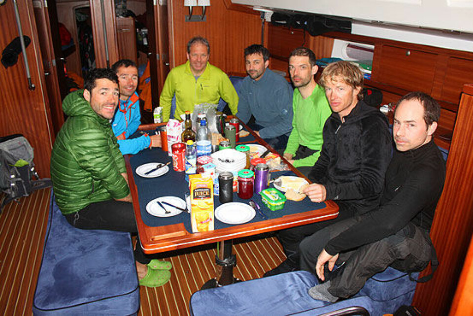 Sveitsere inntar frokost i Delphia 47 ' Arctic Light' før skituren nest siste dagen.