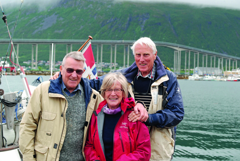 FAMILIETREFF: To brødre og en kone møtes ved Tromsøbroen. Fra venstre Olaf, Norma og Jon Erik Saugen.