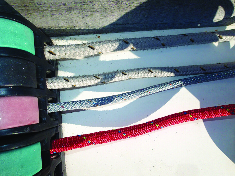 TAU: Nye og gamle liner. Rødt og grått tau er 10 og 8 mm Dyneema. De hvite er eldre polyestertau på 10 og 12 mm som skal skiftes. Tynnere tamper tar mindre plass og gjør cockpiten ryddigere.