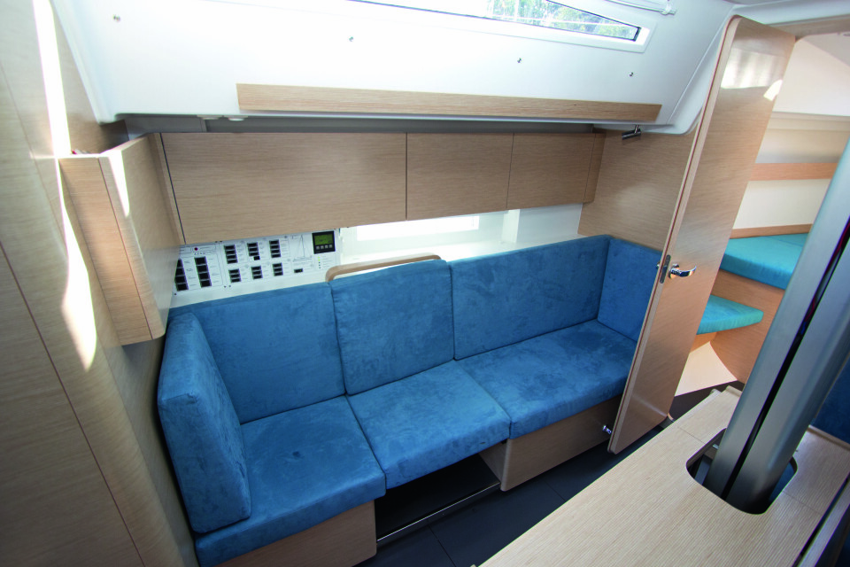 SOFA: På babord side kan du slå ned kartbordet og få en langskipsgående sofa.