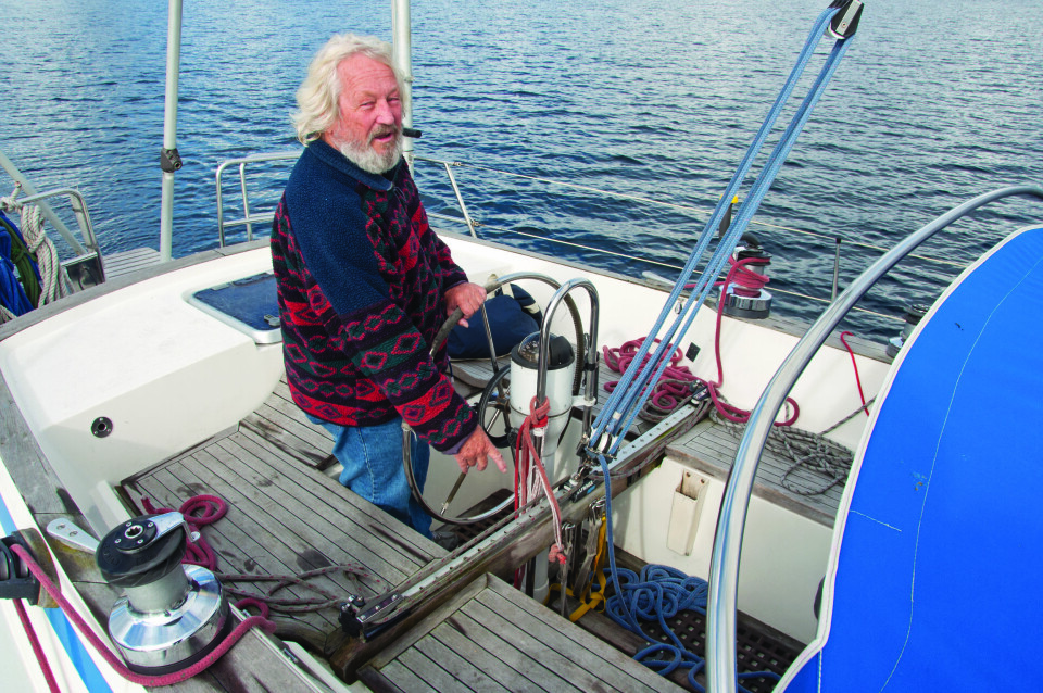 Ragnar Kvam ombord i båten han har seilt jorden rundt med.