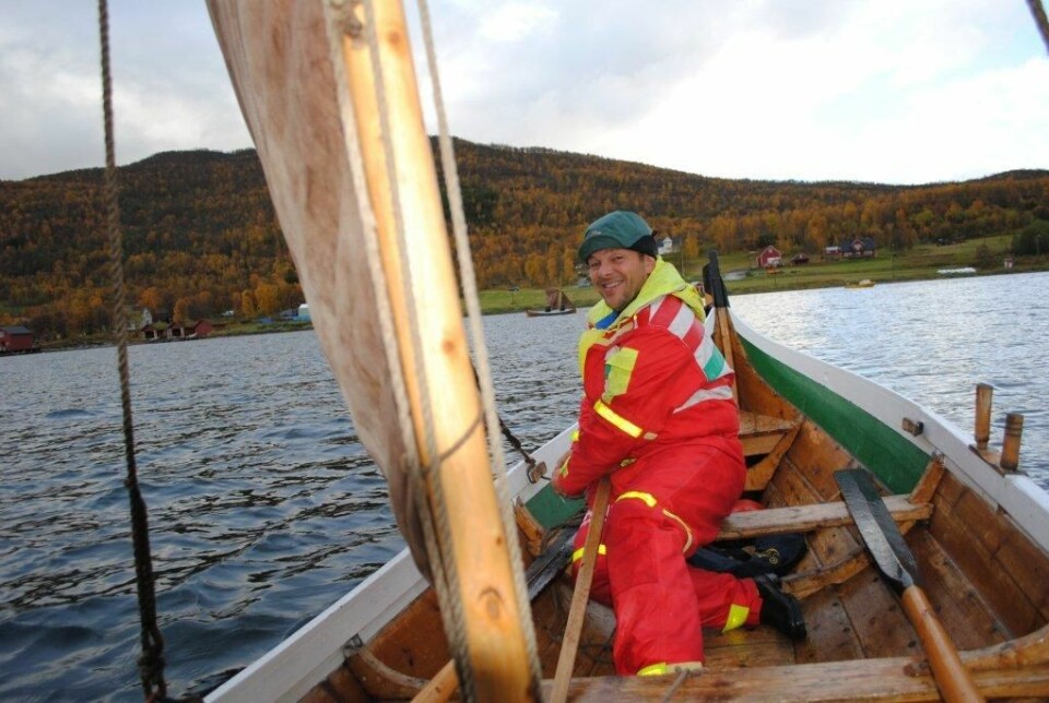 Lærer å seile i nordlandsbåt