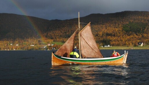 Lærer å seile i nordlandsbåt