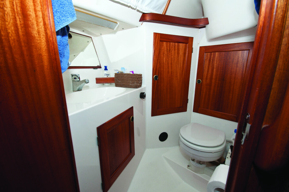 KOMPAKT TOALETT: Toalettet inneholder det nødvendige, inkludert våttøyskap.Det er støpt som egen modul for lett renhold.