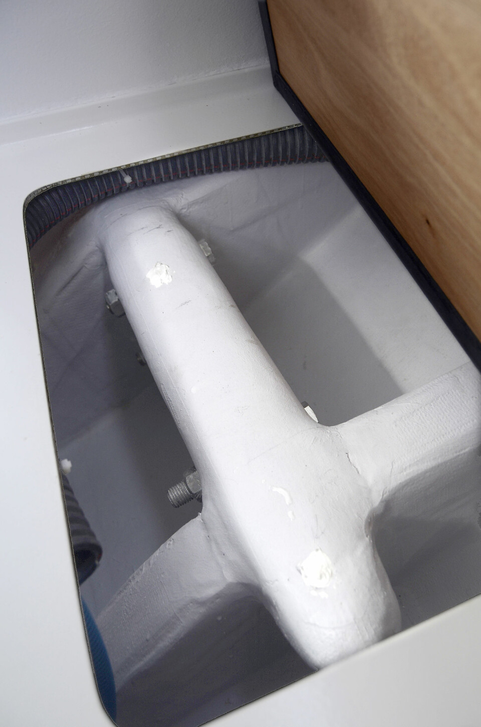 KJØL: Django 980 har to kjøler plassert i en kasse i myk masse. Det skal ta i mot ved grunnstøtinger.