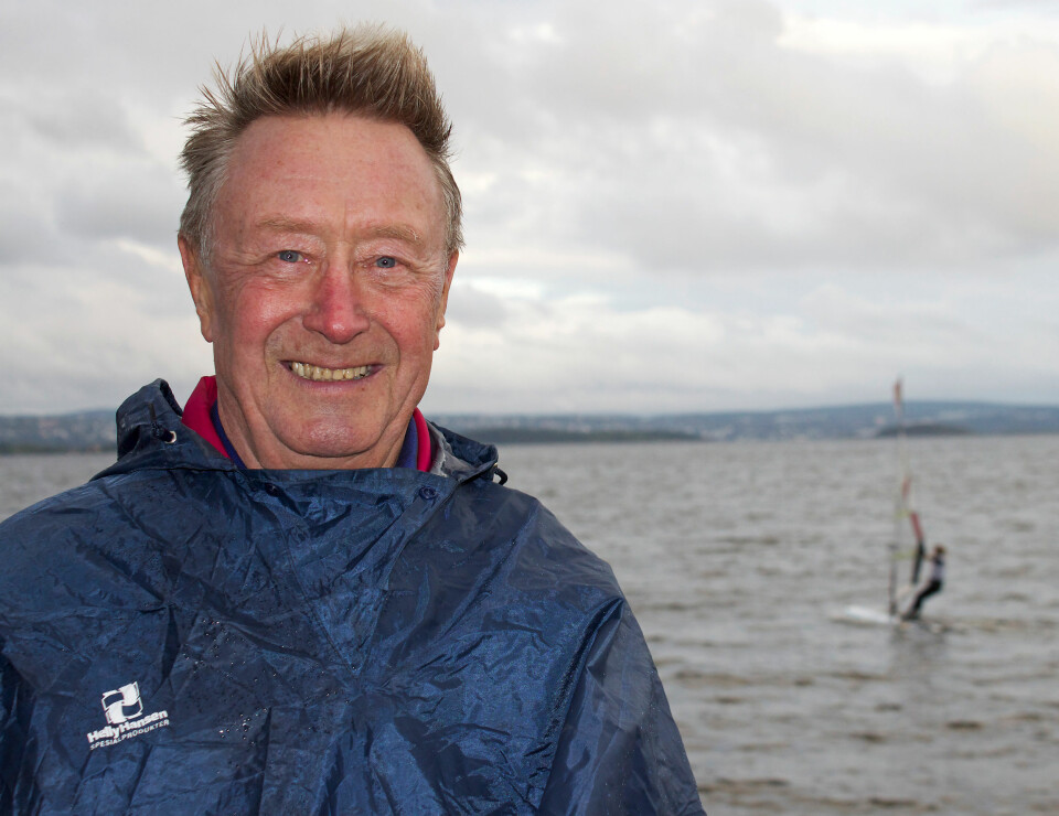 VETERANEN: Ole-Jacob Schjerven har rukket å bli 76 år gammel. Selv om helsen ikke tillater ham å seile denne torsdagen, holder han et våkent øye med det som skjer på regattabanen.