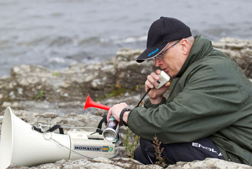 REGATTASJEFEN: Tom Ellingsen teller ned de siste 30 sekundene til start høyt at selv de mest tunghørte får det med seg. REGATTASJEFEN: Tom Ellingsen teller ned de siste 30 sekundene til start høyt at selv de mest tunghørte får det med seg.