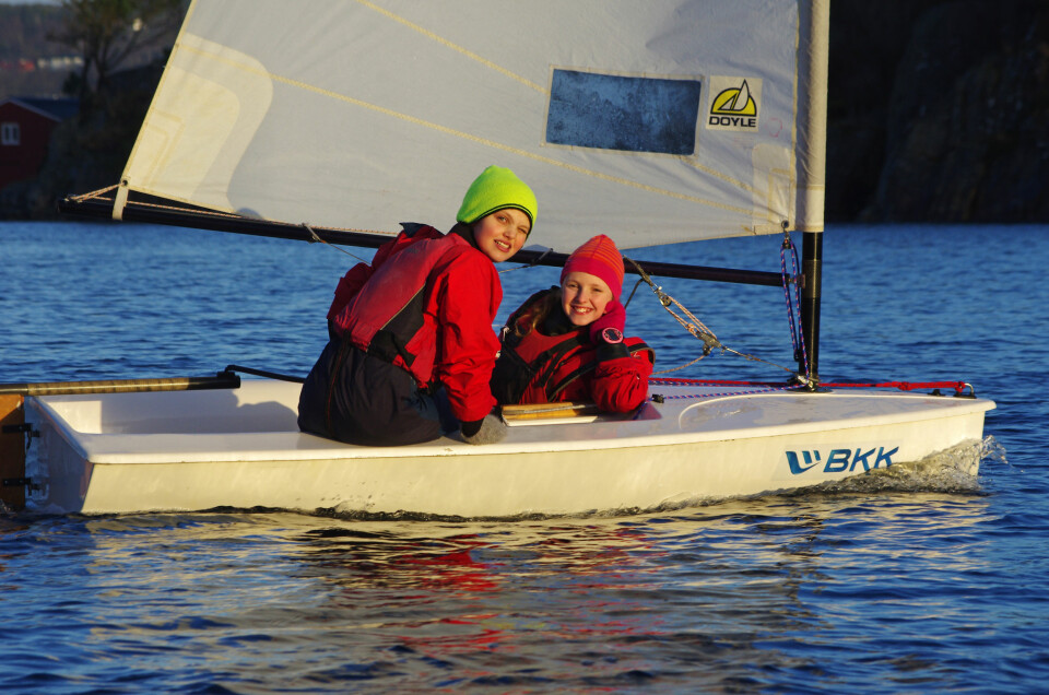 Vintersol: Ingrid Wiik og Sunniva Knudsen nyter vinterlige, men fine seilforhold.