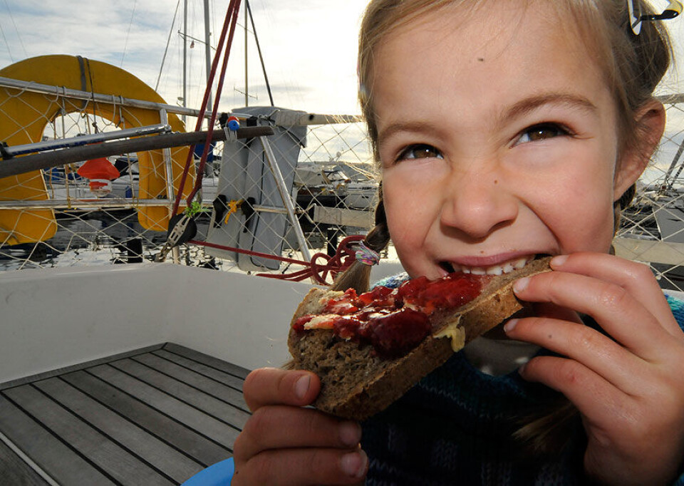 Frokost med morgensol i ryggen.