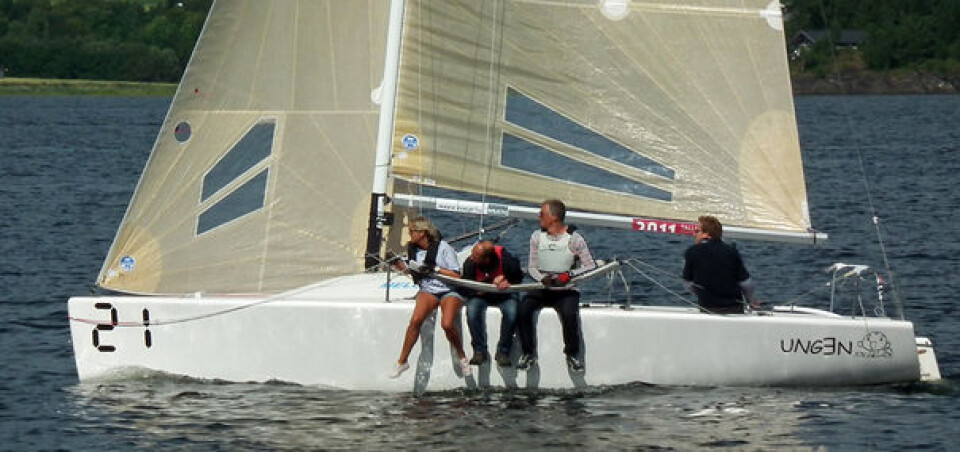 Regatta: Teamet på UNGEN i god fart under onsdagsseilas på Stjørdalsfjorden.