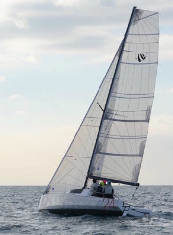 KRYSS: Seascape 24 er konstruert for &aring; seile bedre enn 27-foteren p&aring; en typisk p&oslash;lsebane. 