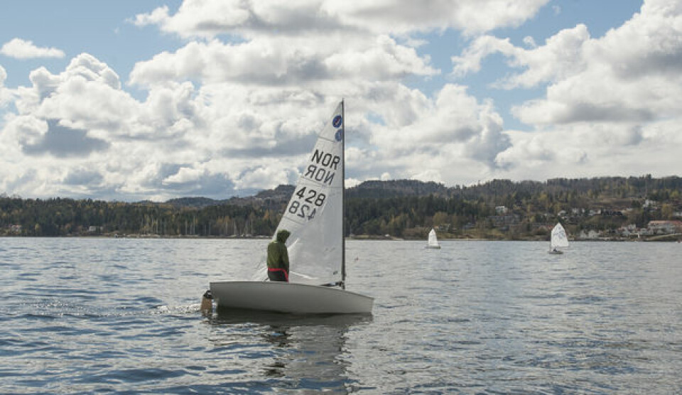 VINNER: Lars Johan Brodtkorb vant Europajolle-klassen og er på vei til havn i vindstilla etter siste seilas.