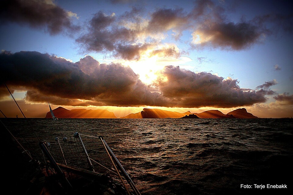MOT VÆRØY: Dette bildet bør friste noen og enhver til å delta i Nordland Offshore Race. Bildet er tatt på vei mot runding Værøy i årets regatta. MOT VÆRØY: Dette bildet bør friste noen og enhver til å delta i Nordland Offshore Race. Bildet er tatt på vei mot runding Værøy i årets regatta.
